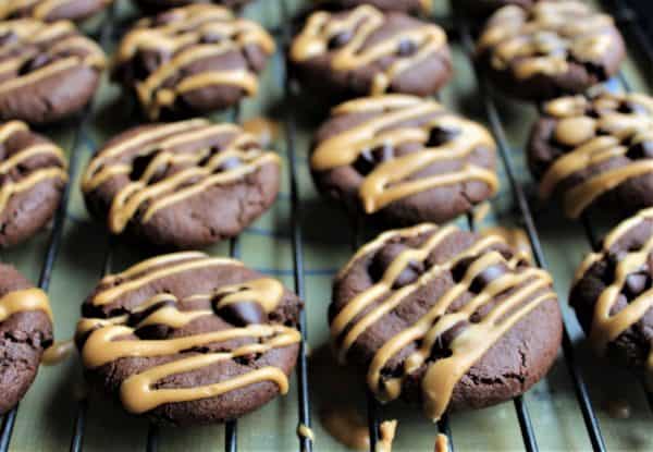 chocolate peanut butter pretzel bites - juggling with julia